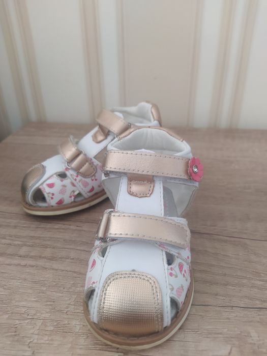 Продам сандали для девочки