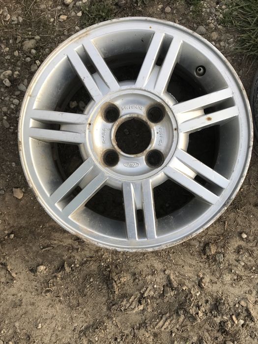 Janta de Ford fără cauciucuri pe 16