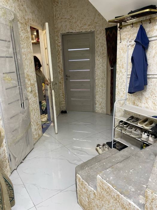 1 комната с балконом со всеми удобствами..
Ко