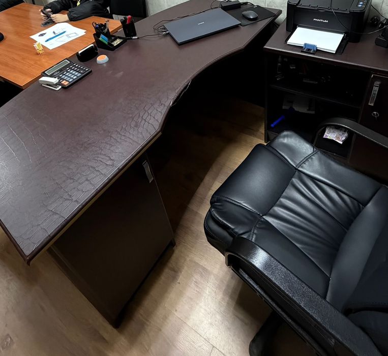 Стол офисный ,шкаф