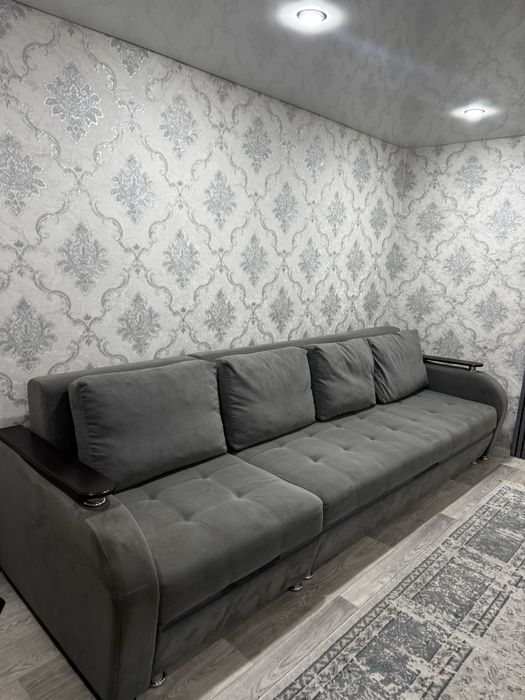 Продаётся диван длиной 3,5 метра.