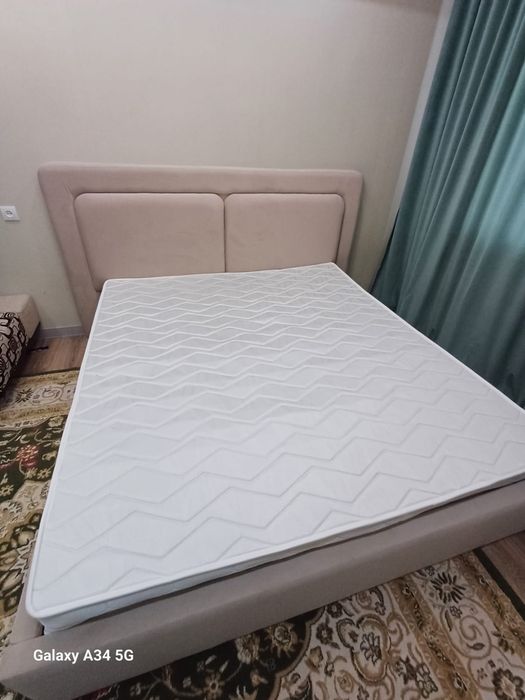 Кровать двуспальная вместе с матрасом