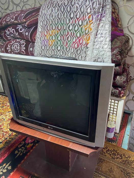 Televizor LG. Jaqsi jagdayda. Tiniq aniq korsetedi