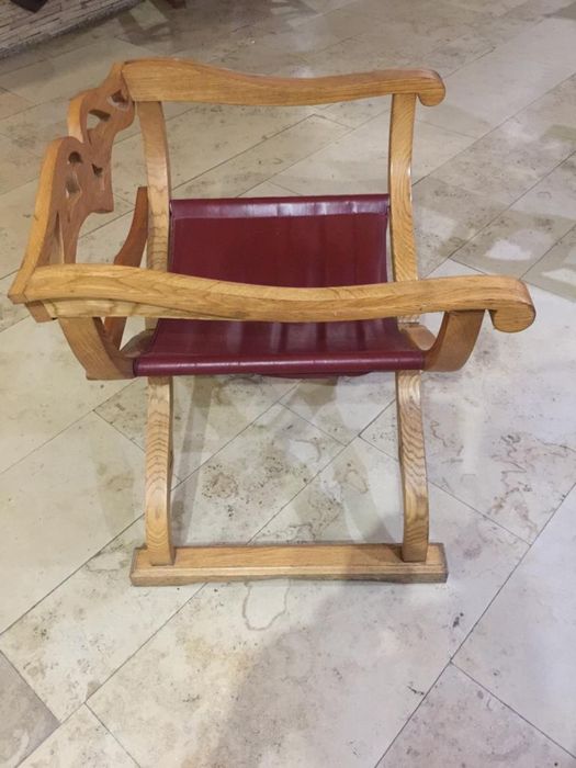 Mese din lemn cu furnir stejar si talpa din fonta gravata. .