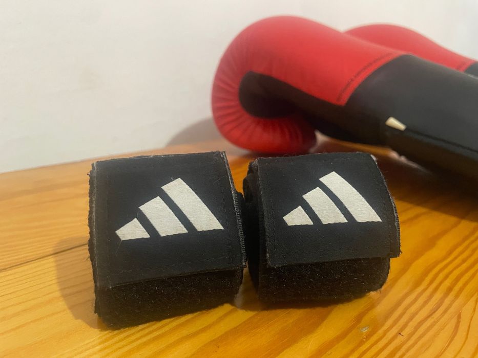 Ръкавици за бокс и бинтове