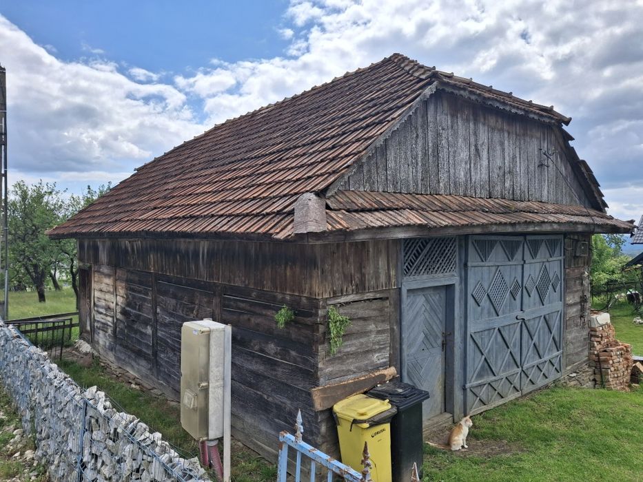 Șură cu grajd din lemn de STEJAR (10x7 m) - Stare excelentă