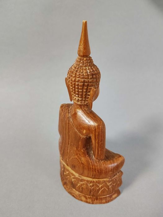 Statuie a lui Buddha așezat, sculptată manual, din lemn