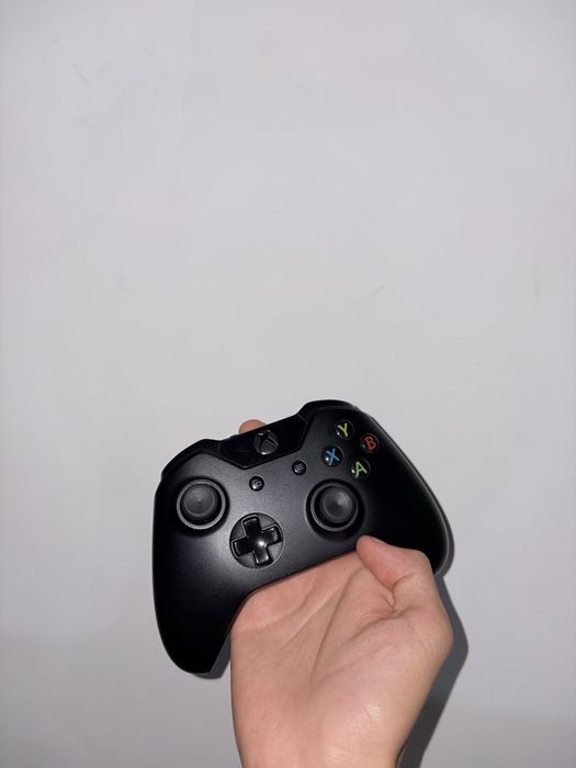 Xbox one в комплекте 12 игр и геймпад