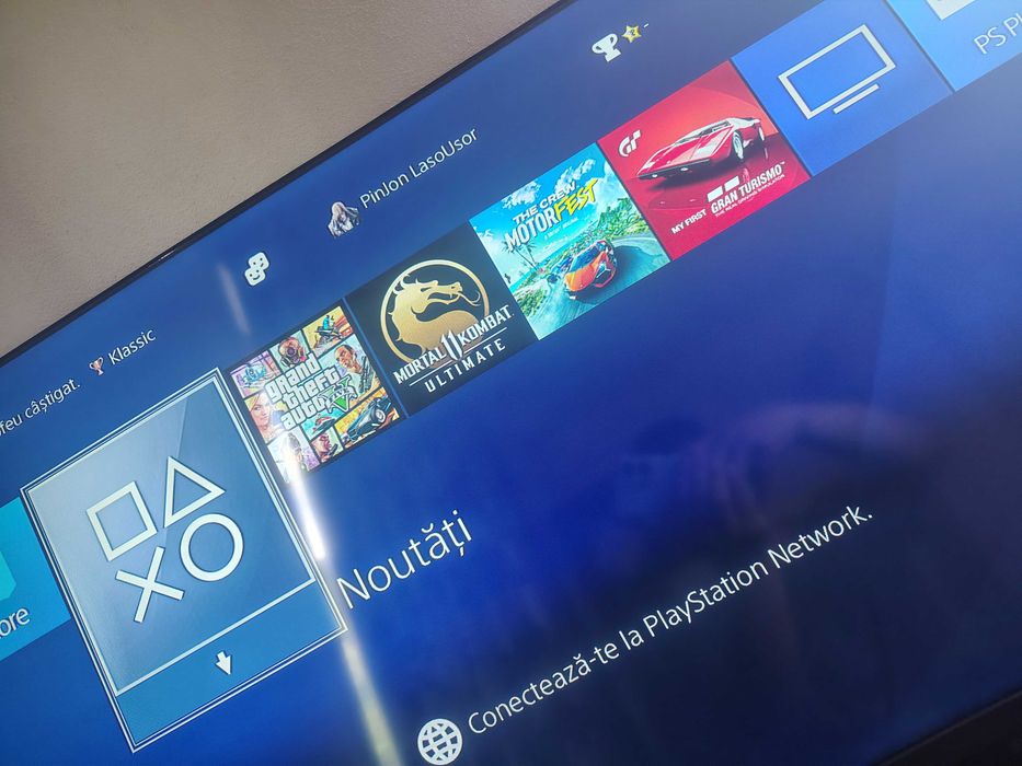 Vând play station 4
