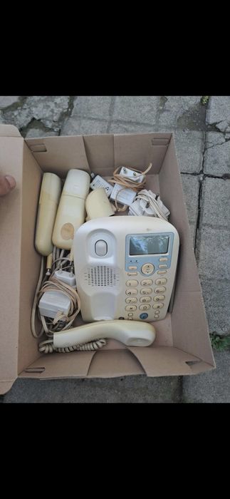 Телефон с 2 безжични слушалки