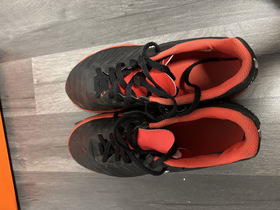 Ghete Fotbal Sală/Futsal NIKE TIEMPO IC - Negru/Roșu - Mărimea 38