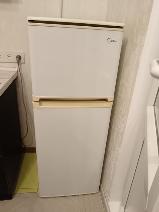 Холодильник двухярусный с морозильником Midea