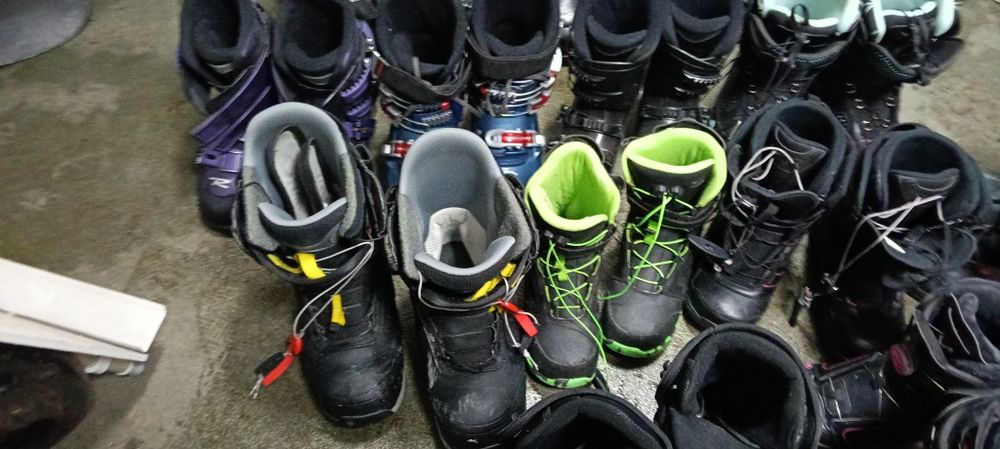 Продавам ски и сноуборд обувки ,калъфи