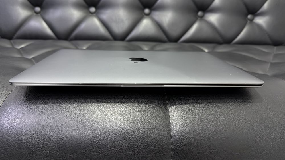 Apple MacBook Air M1 2020 года в среднем состояние  Американский