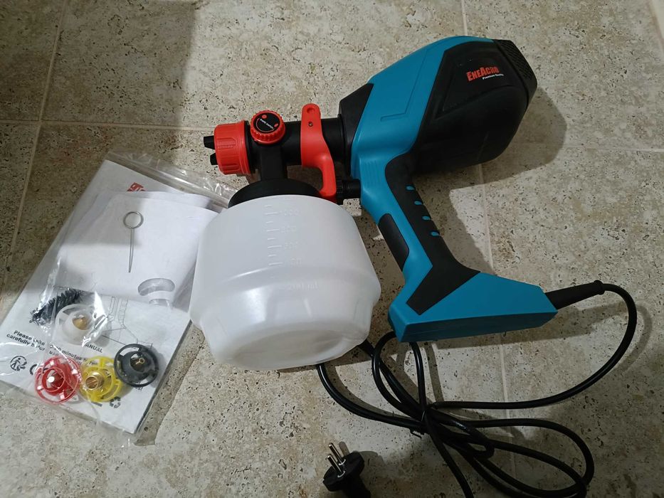 Pistol de vopsea 700 w cu recipient de 1200 ml,5 duze din alama.