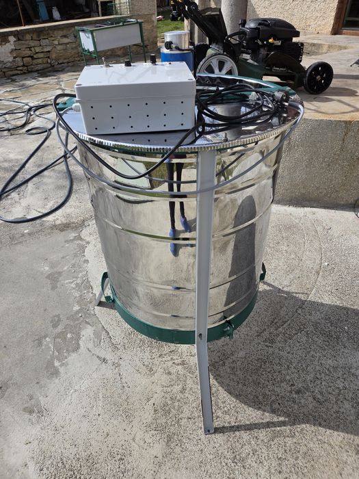 Вана и центрофуга за вадене на мед