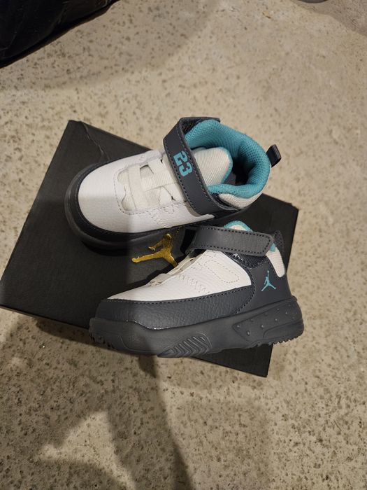 Pantofi sport Max Aura 3,Jordan marimea 22