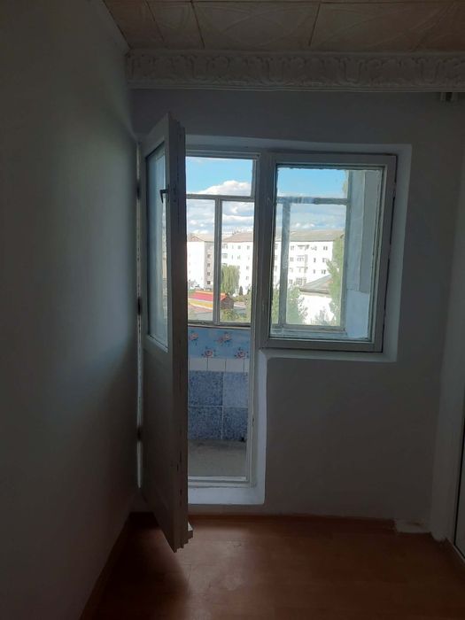 Vând garsonieră nemobilată