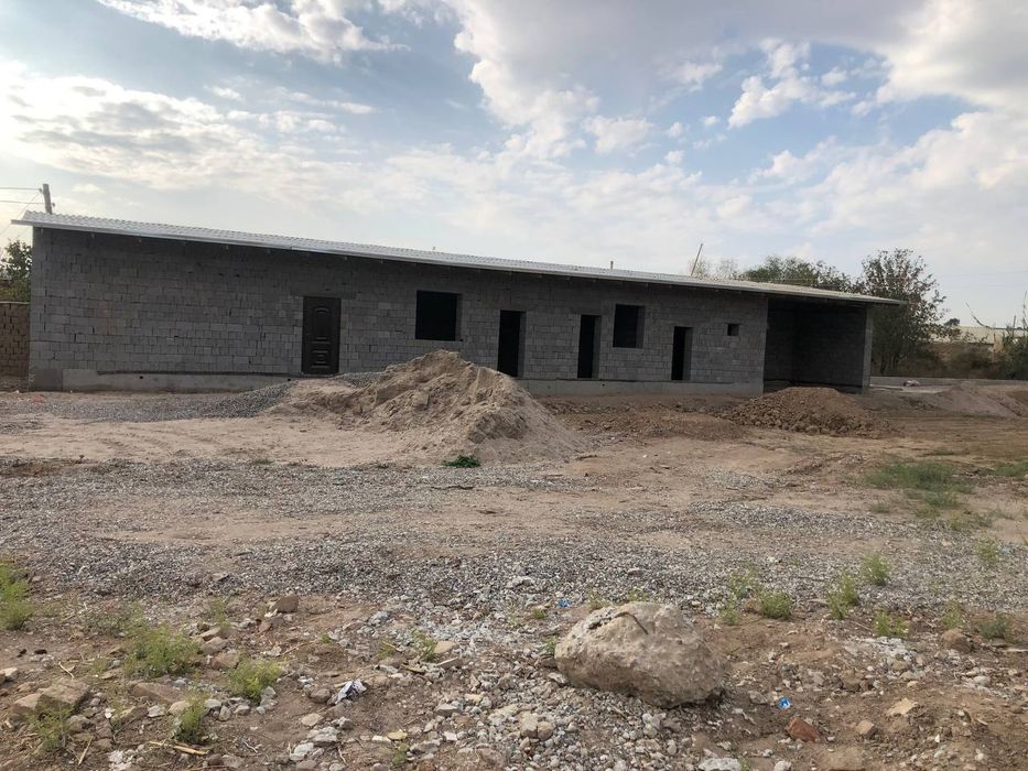 Yangi qurilgan hovli uy