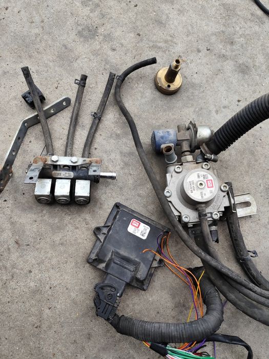 Газова уредба-газов три цилиндров инжекцион BRC  пълен комплект