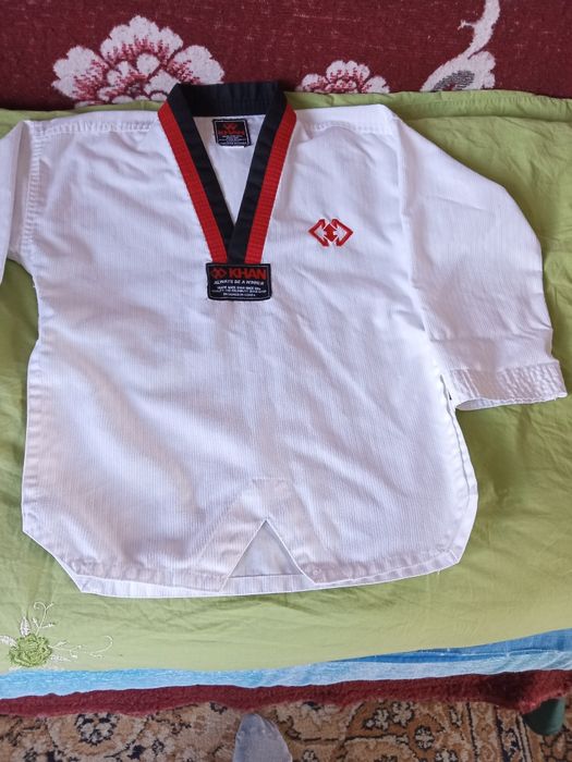 Продам спортивную форму для таеквондо.