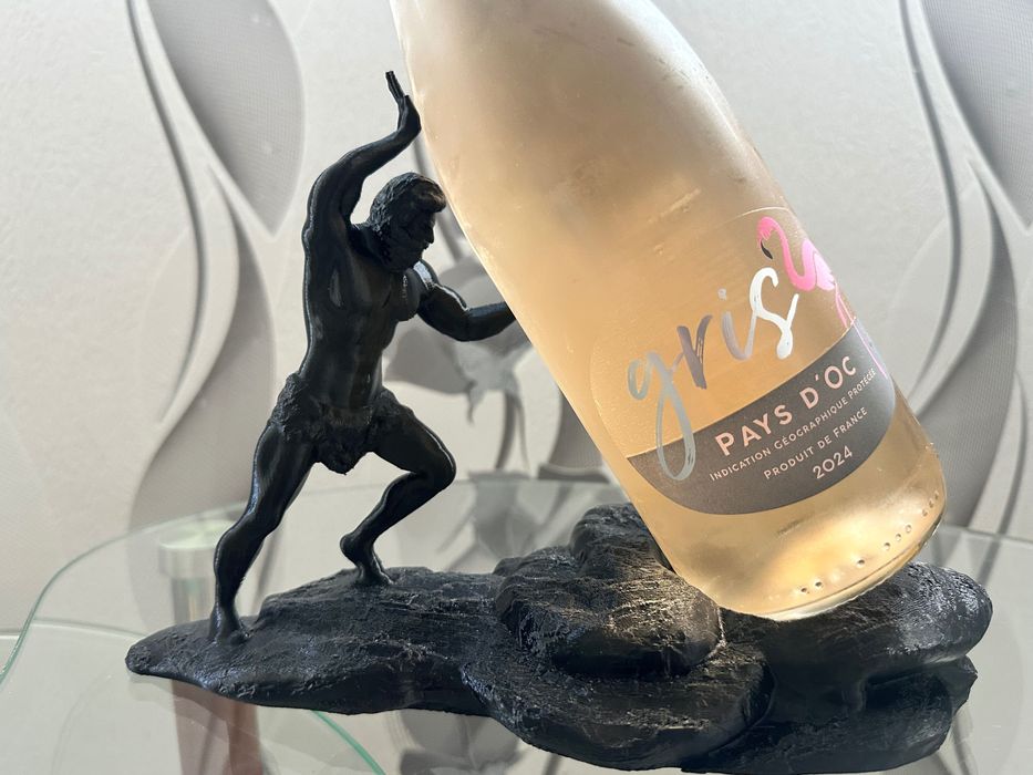 Оригинален подарък за мъж – стойка за вино „Сизиф“ (ПРОМО)