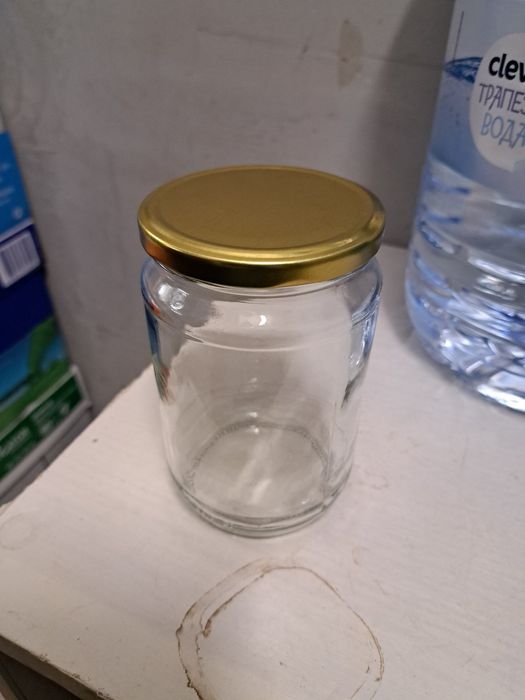 Продавам буркани с винт