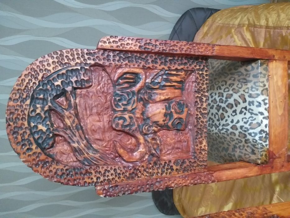 Vand scaune sculptate