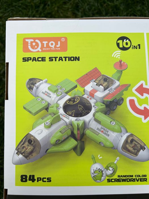 Nava spatiala ce se transforma in 6 nave mici