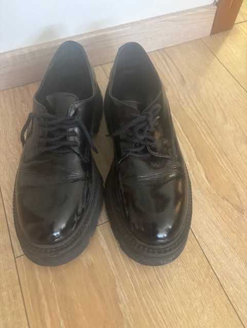 Дамски черни обувки на платформа