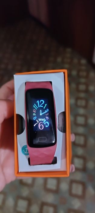 Новые смарт часы Avon