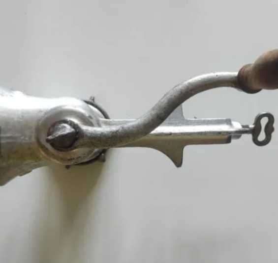 Месомелачка ръчна + приствка за колбаси