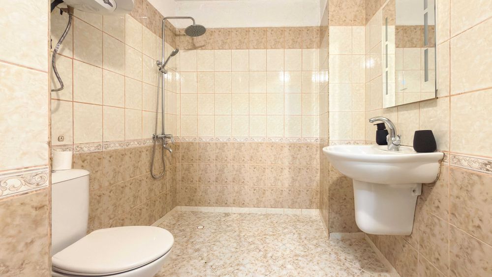 Дава се под наем Двустаен апартамент в София, Гоце Делчев - 65 кв.м за 648.21 € - Снимка #2