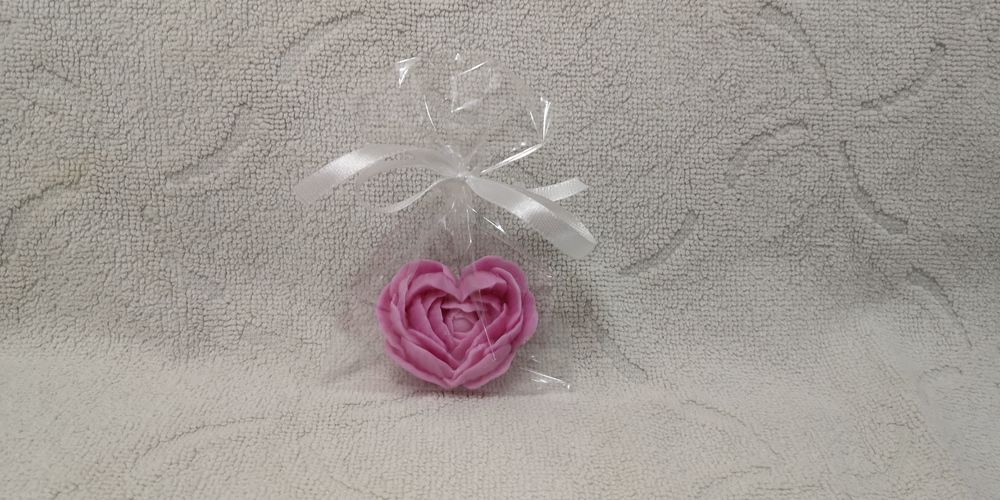 Коледни свещи и букет от ароматни сапунчета