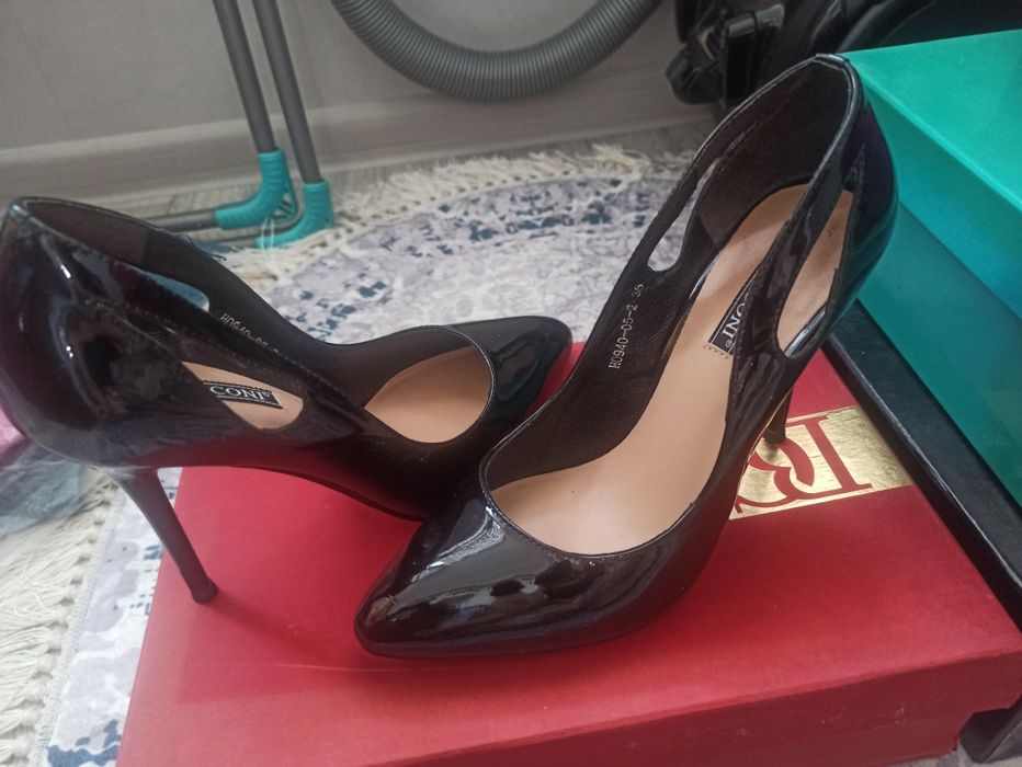 Аяқ киімдер сатылады