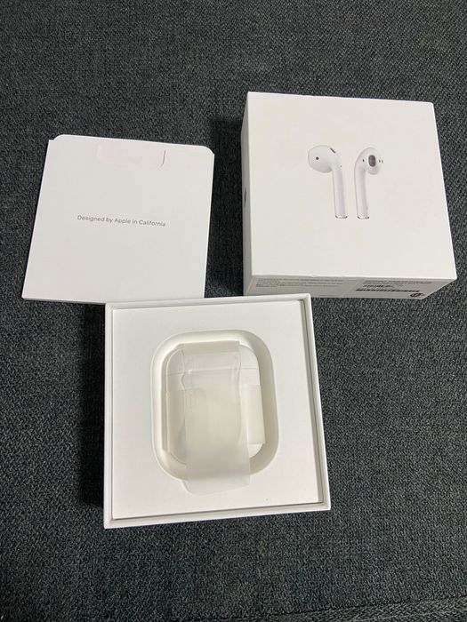 AirPods with charging case mv7n2am/a