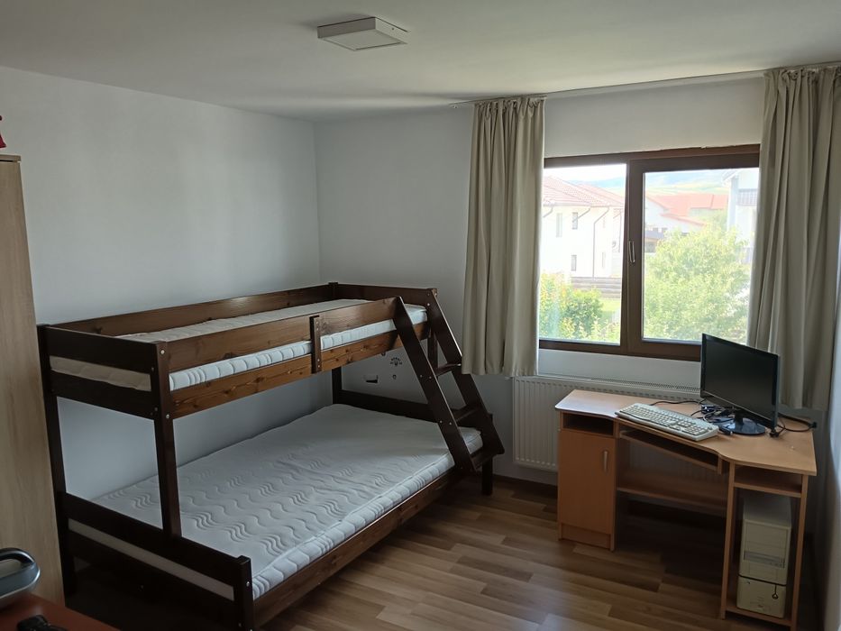 Vand casa cu etaj 4 dormitoare garaj si terasa