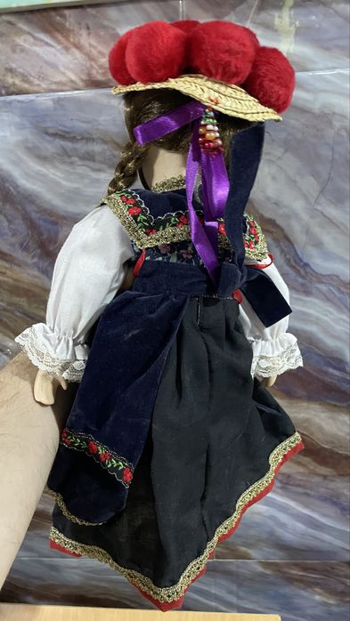 Vând papușă din porțelan