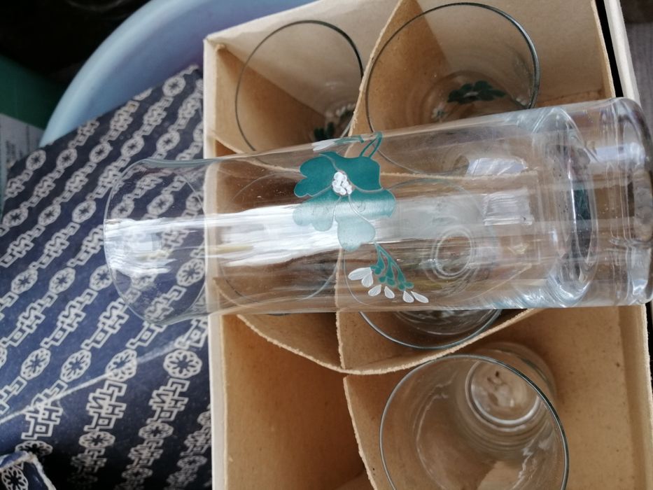 Голяма порцеланова купа. Чинии. Стъклени чаши.