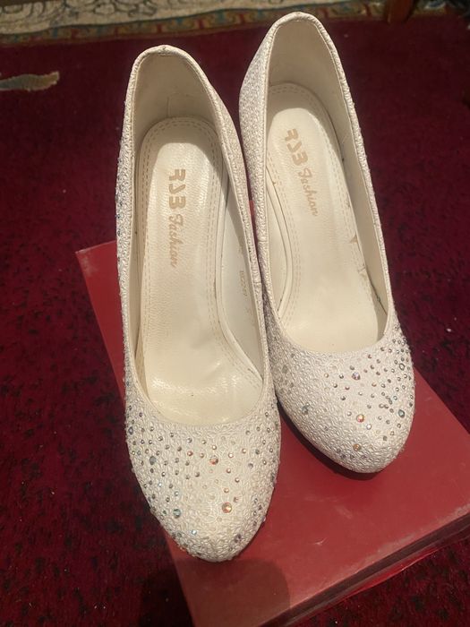 Tufli sotiladi srochno