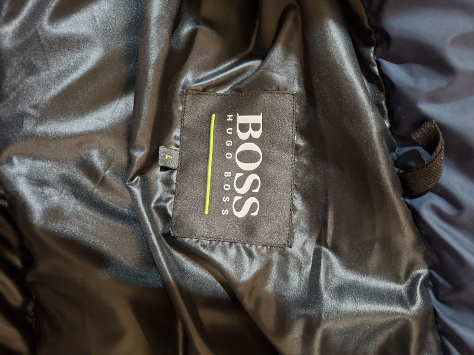 Продавам мъжки елек HUGO BOSS