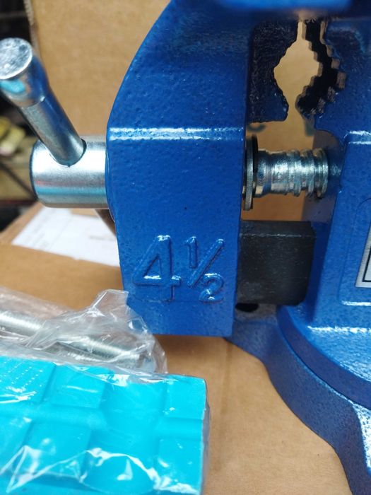 Тиски слесарные, 110 новые.