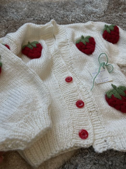 Ръчно плетена жилетка с 3 Д ягоди