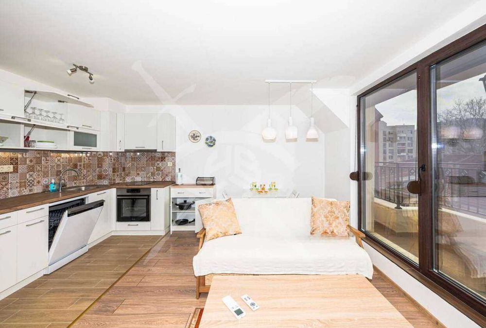 Дава се под наем Тристаен апартамент в Пловдив, Център - 98 кв.м за 648.21 € - Снимка #1