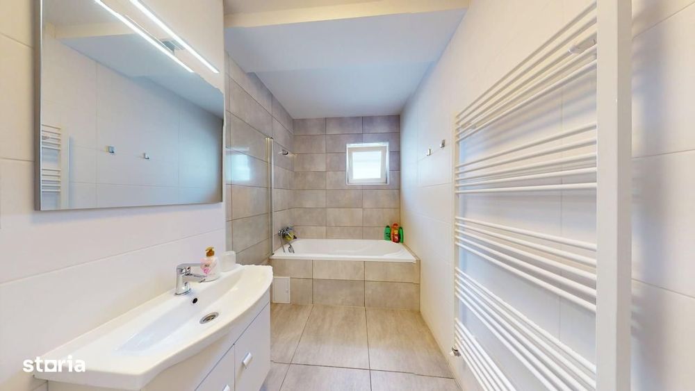 Apartament cu 3 camere, balcon, etaj 3 - Zona Piata Cluj