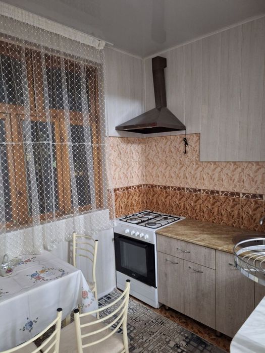 СРОЧНО продаётся!! 2в3 комн.,1 этаж на метро Хамза!