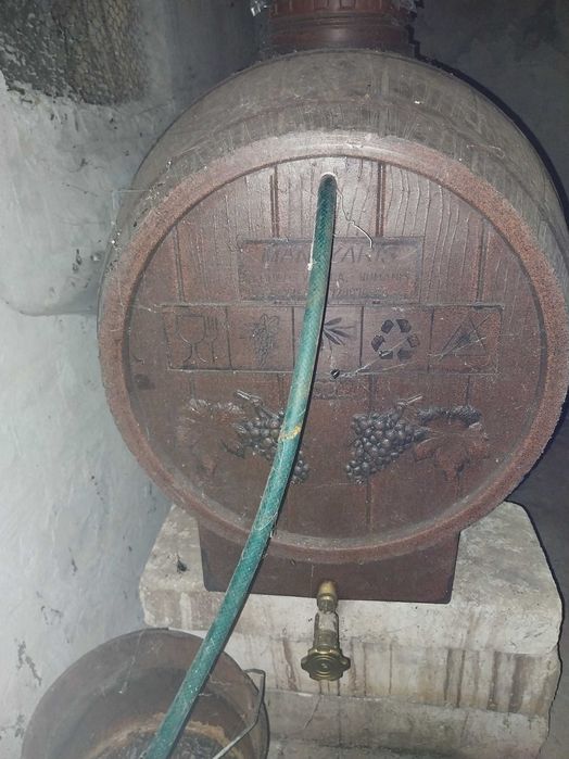Vand ,damigene si butoaie pentru vin