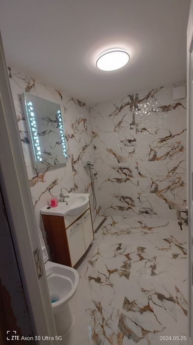Vând apartament cu două camere confort 1 etaj 4 din 4  68 metri pătrați.