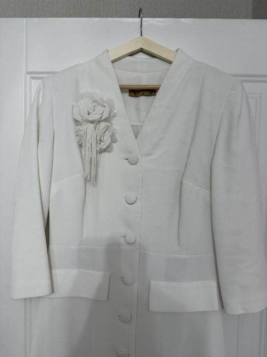 Платье белое на пуговицах