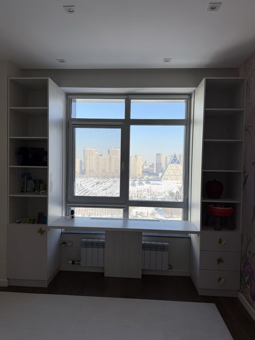 Стеллаж с подвесным светильником